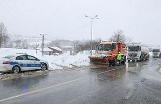 D100 karayolu Bolu Dağı kesimi kar sebebiyle trafiğe...