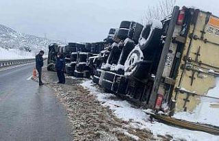 D100’de gümrük malı yüklü tır devrildi: 1...