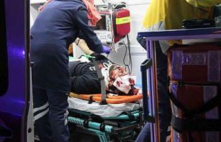 D-100’de otomobil durağa daldı: 5