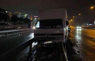 D-100’de yol ayrımını görmeyince, bariyere girdi
