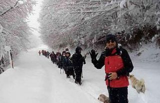 Dağcıların 12 kilometrelik kar yürüyüşü