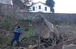 Dağdan kopan kaya parçaları yerleşim yerine düştü