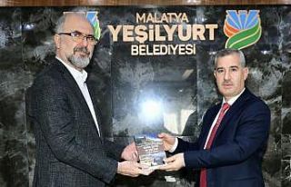 ‘Dağın Şeyhi ve Sultan’ okurlarıyla buluştu