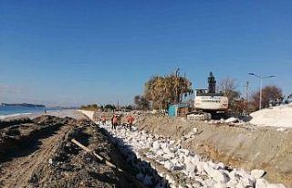Dalgalar sonucu yıkılan istinat duvarı yenileniyor