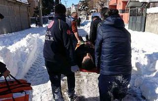Damda kar temizlerken aşağıya düştü