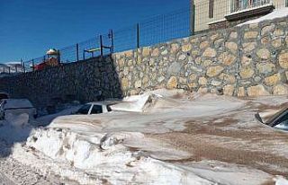 Darende’de araçlar karda kayboldu