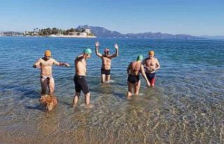 Datça Kış Yüzme Maratonu’na yüzerek davet ettiler