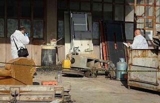 Demir kesme makinesinin altında kalan şahıs hayatını...