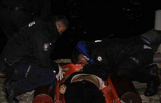 Denizde hareketsiz bulunan genci polislerin hayatta...