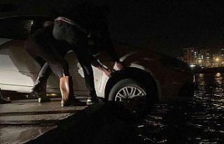 Denize düşmeye ramak kala otomobil askıda kaldı
