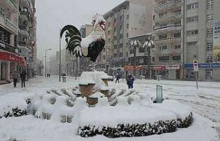 Denizli kent merkezinde kar kalındığı 10 santimetreyi...