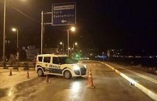 Dev dalgalar Karadeniz sahil yolunu ulaşıma kapattı