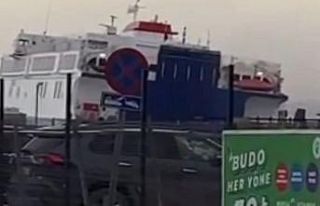 Devasa feribot fırtınada beşik gibi sallandı