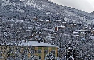 Devrek’te kar yolları kapattı