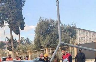 Devrilen direk otomobilin ön camına saplandı, sürücü...