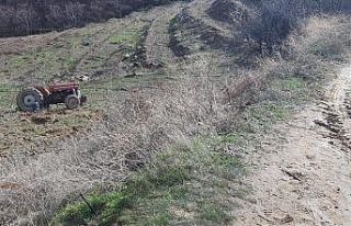 Devrilen traktörünün altında kalan adam hayatını...