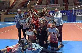Dikili Cumhuriyet Ortaokulu küçük kızlar voleybol...