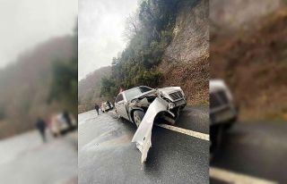 Direksiyon hakimiyetini kaybedince bariyerlere çarptı