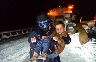 Diyarbakır-Siverek karayolunda mahsur kalan 49 araç...