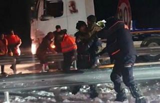 Diyarbakır-Siverek yolunda mahsur kalan vatandaşlar...