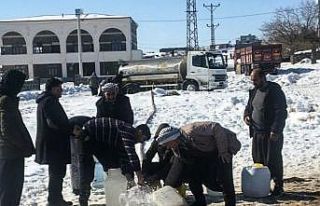 Diyarbakır’da besicilere tankerlerle su taşındı