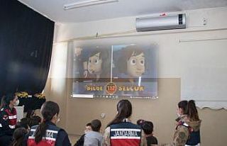 Diyarbakır’da jandarma ekipleri çocuklara hediye...