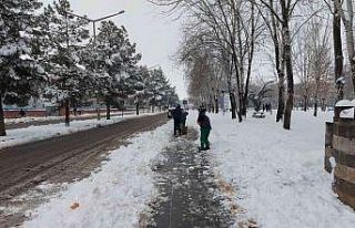 Diyarbakır’da kaldırımlarda kar temizleme çalışması