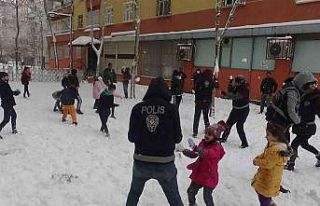 Diyarbakır’da polis ve çocuklar kar topu oynadı,...
