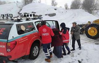 Diyarbakır’da sağlık ekipleri, yoğun kar yağışında...