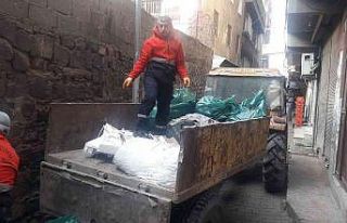 Diyarbakır’da temizlenen evin avlusundan bir römork...