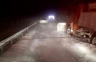 Diyarbakır’da tipi nedeniyle araçlarda mahsur...