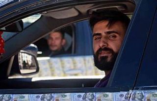 Dolar ve Euro araç kaplaması oldu otomobilleri görenler...