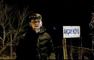 Domuzdan kaçan genç kendini otomobilin üzerine...