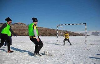 Donan göl üzerinde futbol maçı