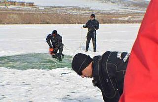 Donan gölde testere ile buzu kesip dalış yaptılar