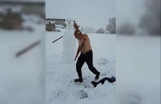 Dondurucu soğukta soyundu, kardan adamla güreş...