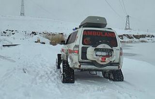 Donmak üzere olan çoban, paletli ambulans ile kurtarıldı