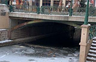 Donmuş Porsuk Çayı üzerinde çöpler