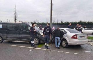 Duble yolda 4 araçlı zincirleme trafik kazası