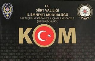 Düğün konvoyundaki minibüste kaçak sigara ele...