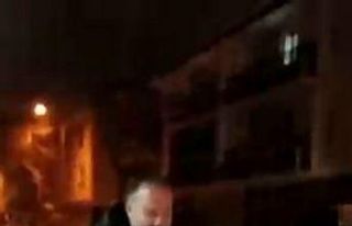 Dükkanının önündeki karlı kaldırımı temizlemek...