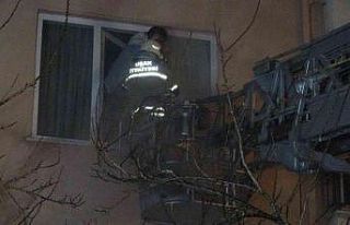 Dumanların arasında kalan vatandaşları itfaiye...