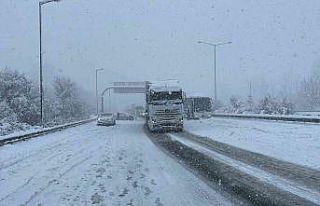 Düzce-Zonguldak yolunda yoğun kar yağışı