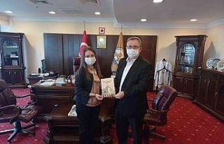 Edirne’de doktora öğrencisi kitabını Rektör...