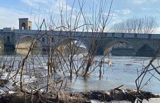 Edirne’de nehirle birlikte çöpler de buz tuttu