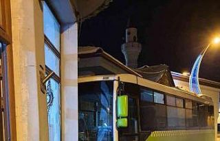 El freni çekilmeyen yolcu minibüsü kıraathane...