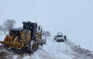 Elazığ İl Özel İdare ekipleri karla mücadelesini...