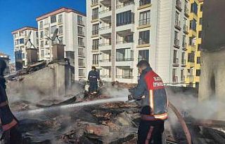 Elazığ’da korkutan yangın: Alevler geceyi gündüze...