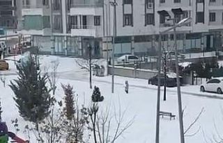 Elazığ’da polis çocuklarla kar topu oynadı