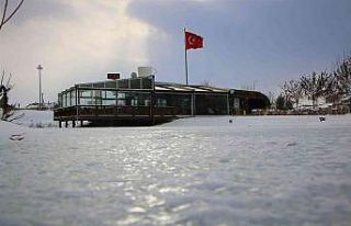 Elazığ’da süs havuzları dondu, ortaya kartpostallık...